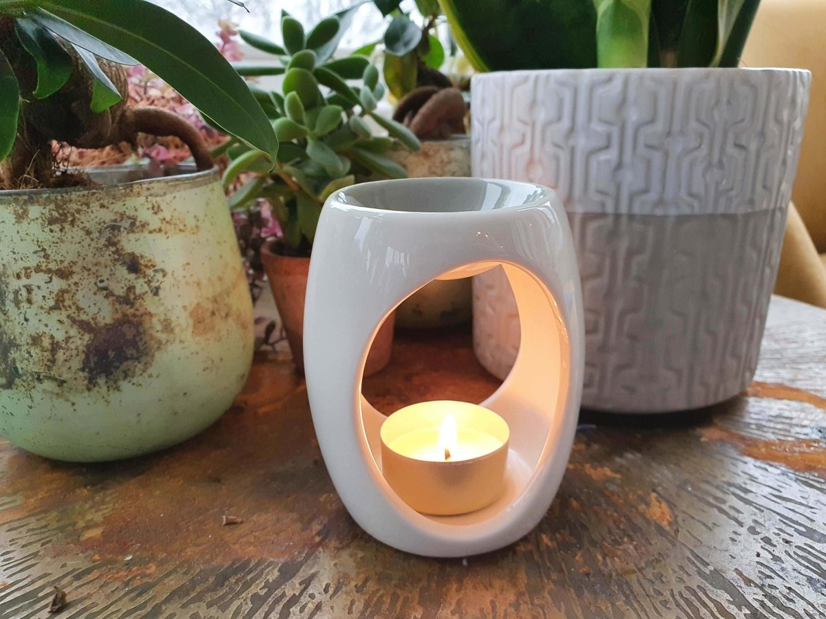 Ceramic wax melt burner with a lit tealight